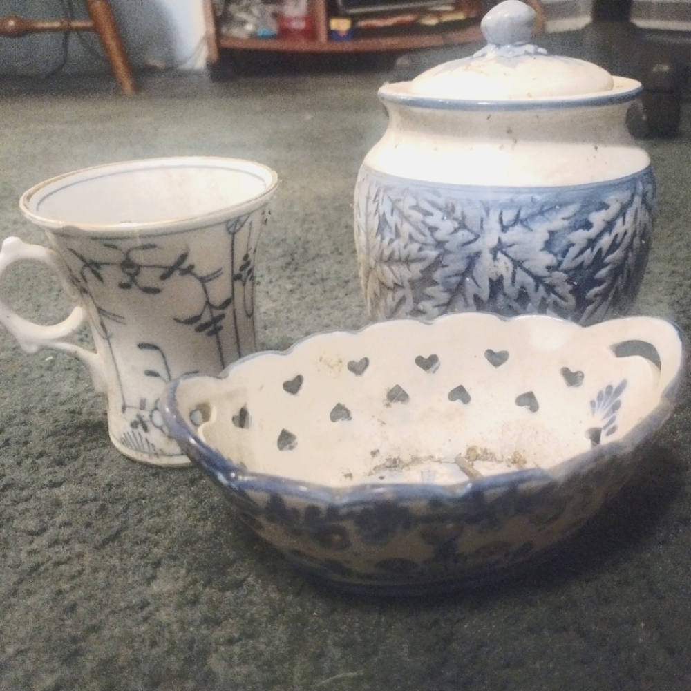 Lot of blue and white porcelain objects